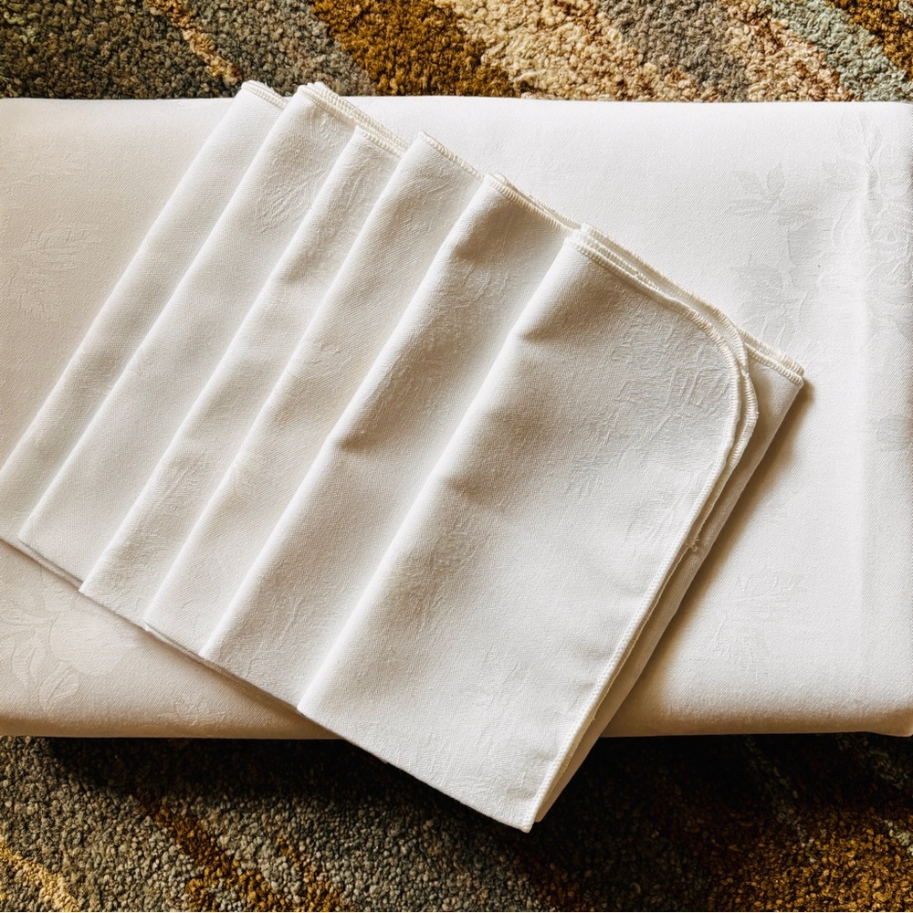 Linen Vintage Damask Tablecloth & 6 napkins - white